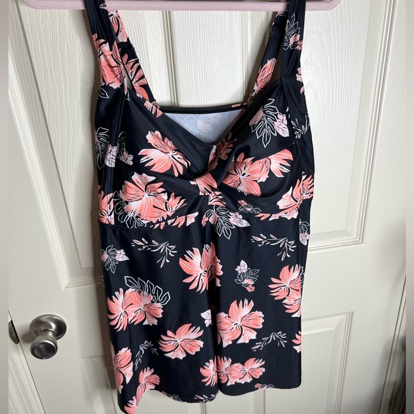 NWT Swim Top with Padding size 22W - Picture 1 of 4